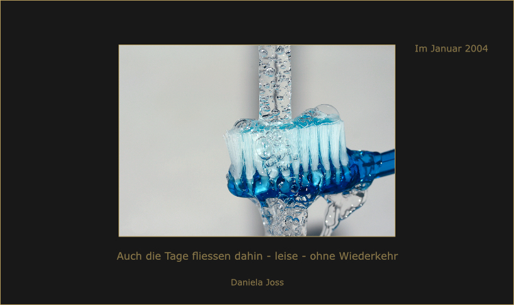 Leuchtend blaue Zahnbürste unter einem prickelnden Wasserstrahl.