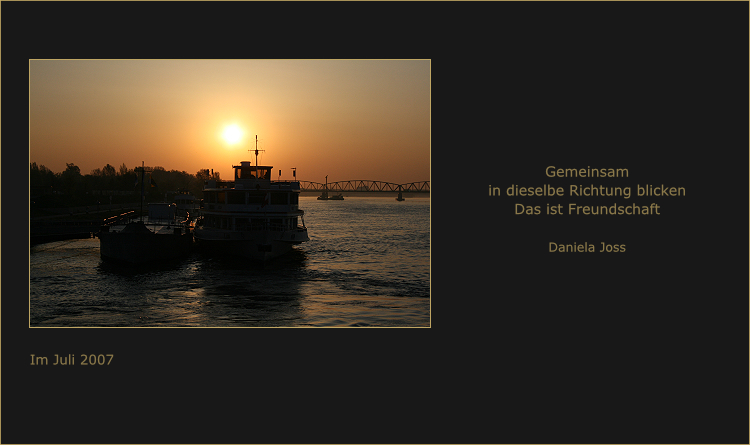 Sonnenuntergang – Silhouette zweier Schiffe, die wie Freunde zusammen auf den Morgen warten.