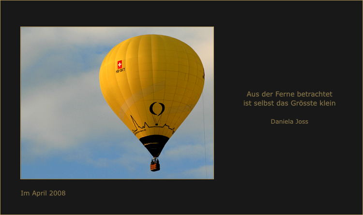Gelber Heissluftballon schwebt majestätisch wie eine Laterne am Himmel.