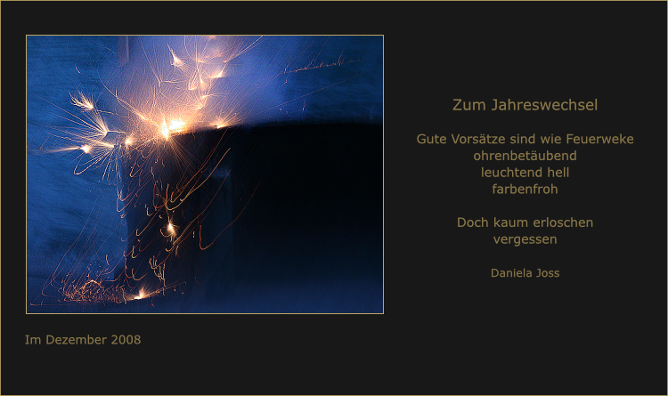 Leuchtspuren von Feuerwerk.