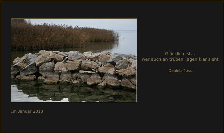 Aufgetürmte Felsbrocken im See.