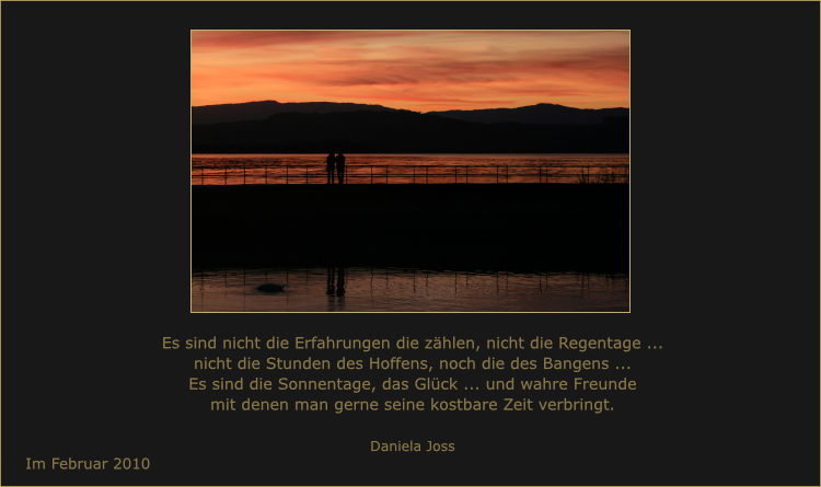 Ein Paar betrachtet den Sonnenuntergang an See.