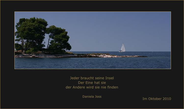 Kleine Insel mit Pinien und Segelschiff im Hintergrund.