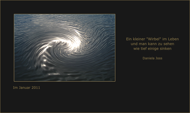 Wasserstrudel im klaren Seewasser.