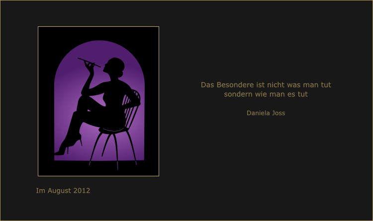 Silhouette einer Frau auf einem Stuhl vor violettem Hintergrund.