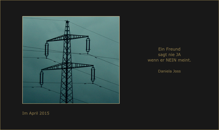 Silhouette eines Hochspannungsmasten vor einem Türkis angehauchten Himmel.