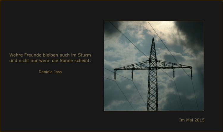 Silhouette eines Hochspannungsmasten vor Gewitterwolken.