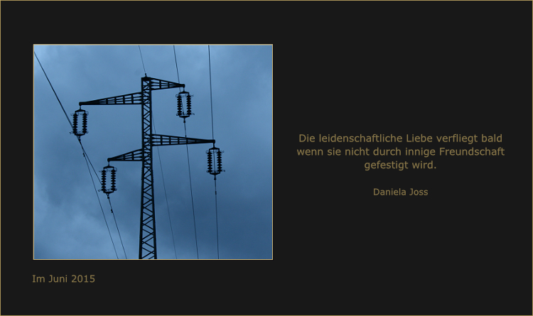 Silhouette eines Hochspannungsmasten mit Isolatorketten.