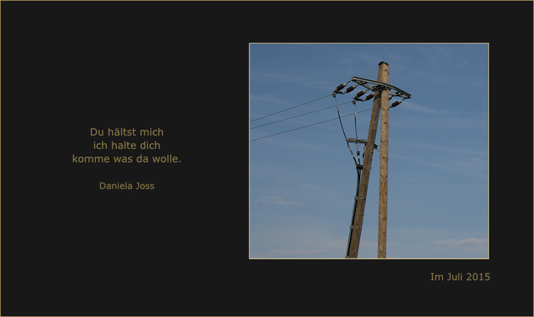 Dieser hölzerne Strommast ist ein typisches Beispiel für einen Endmast, der oft zur Beendigung einer Freileitung dient.