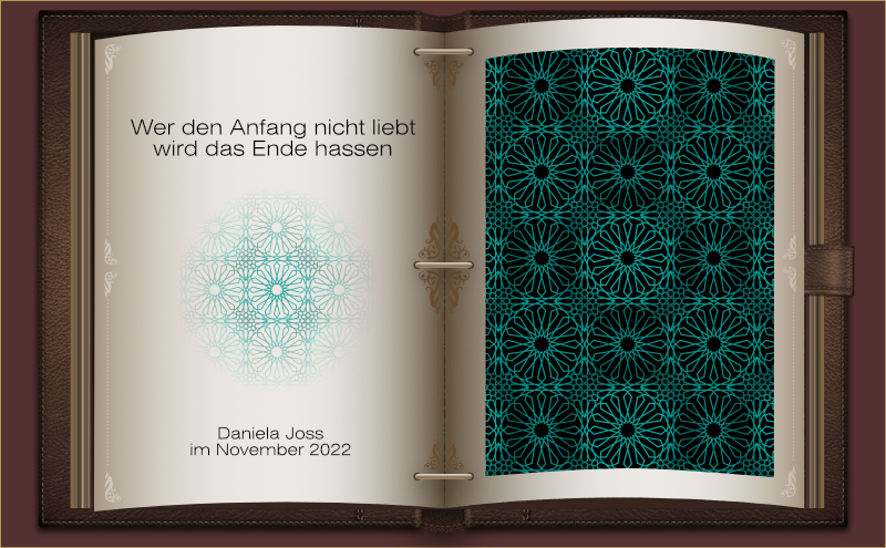 Ein aufgeschlagenes in Leder gebundenes Buch, mit einem Mandala in Türkis.