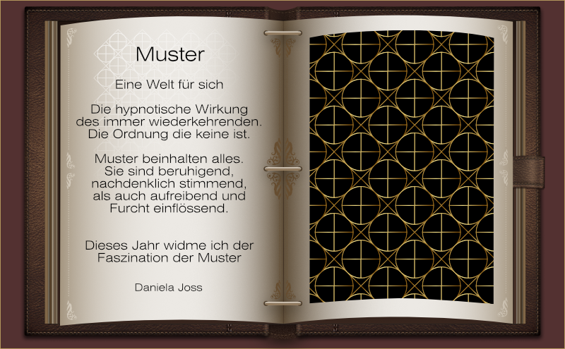 Ein aufgeschlagenes in Leder gebundenes Buch, mit einem Muster aus Vierecken und Kreisen.