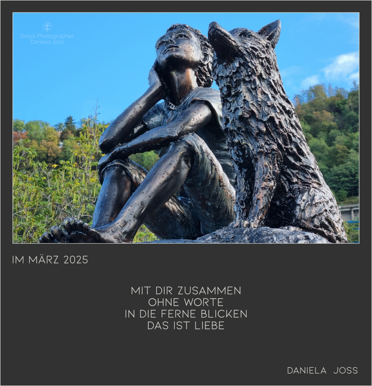 Bronzedenkmal: ein Junge und ein Wolf schauen in den Himmel.