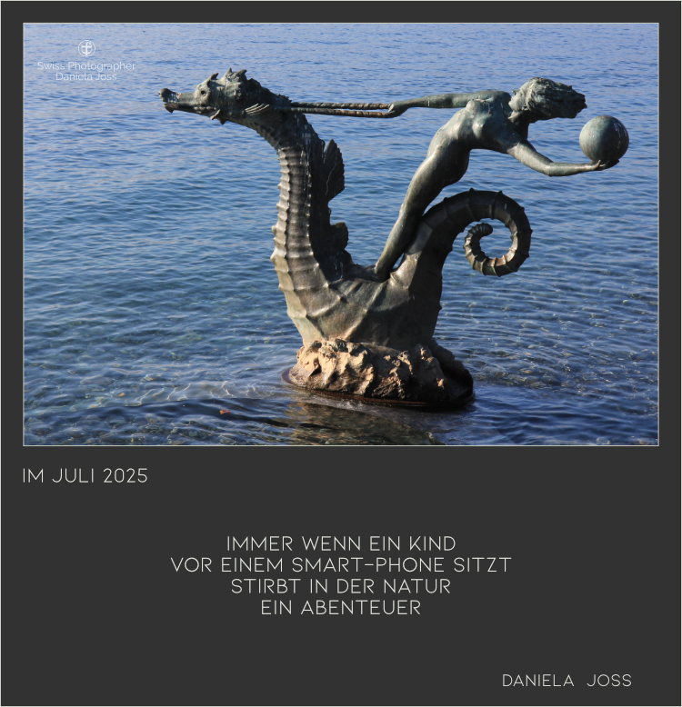 Bronzeskulptur einer Nymphe, die auf einem Seepferdchen im Wasser reitet.