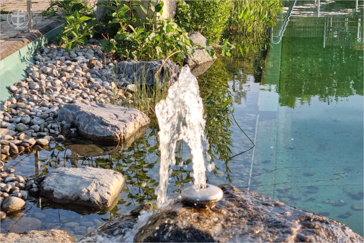 Kies und Steine, kleiner Springbrunnen von Daniela Joss.