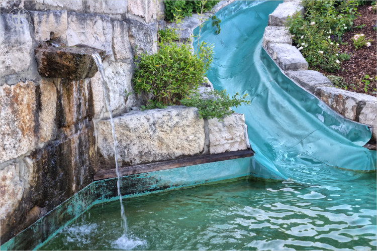 Wassereinlauf und Wasserrutsche von Daniela Joss