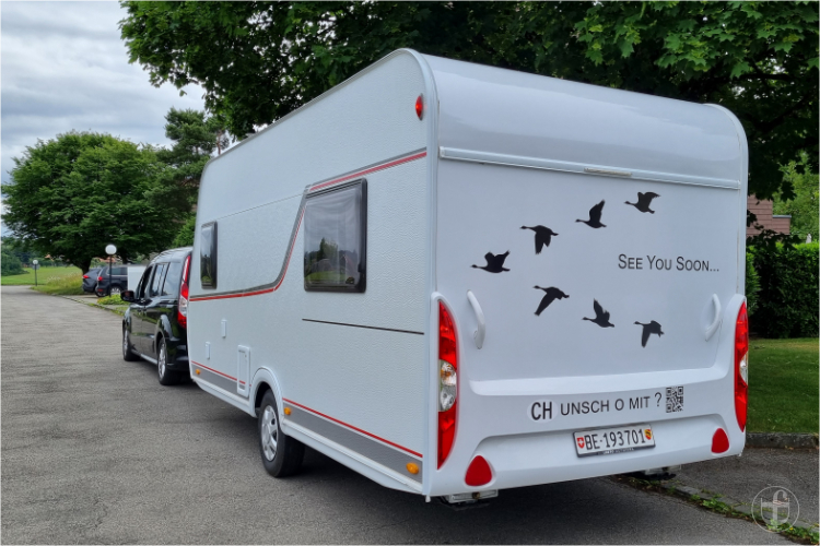 Wohnanhänger mit Zugfahrzeug.