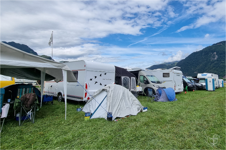 Campingplatz bei Sonnenschein.