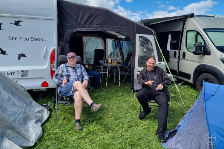 Campingplatz bei Sonnenschein.