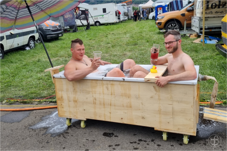 Rasentraktor mit Badewanne auf Rädern.