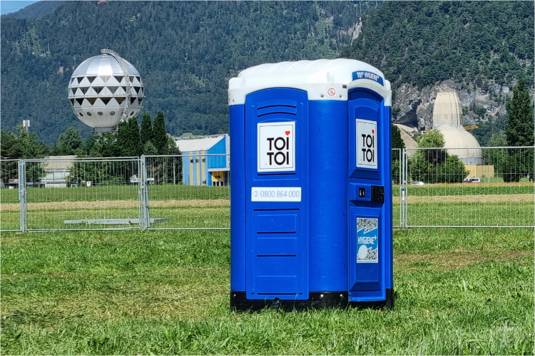 Alleinstehende Toilettenbox der Firma ToiToi.