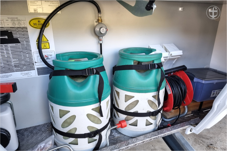 Zwei leichte Vitolight-Gasflaschen im Gaskasten des Wohnwagens