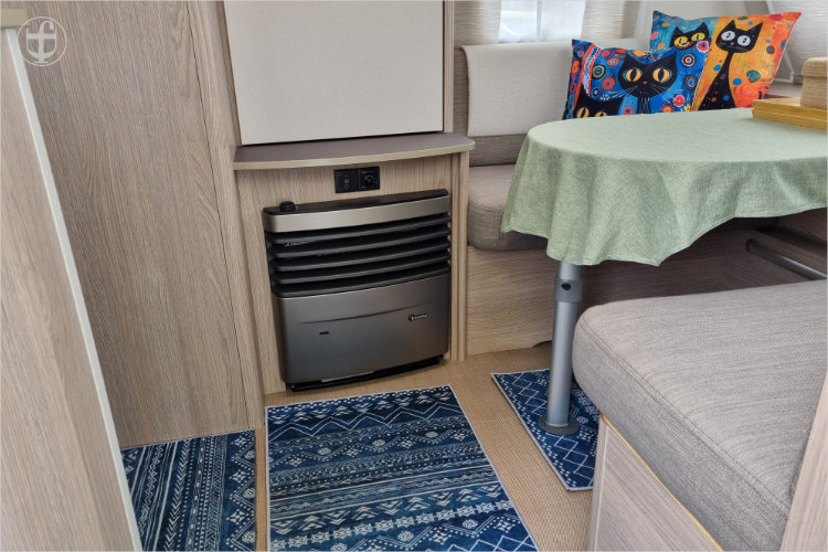 Sitzecke mit Heizung und abgestimmten Teppichen im Wohnwagen