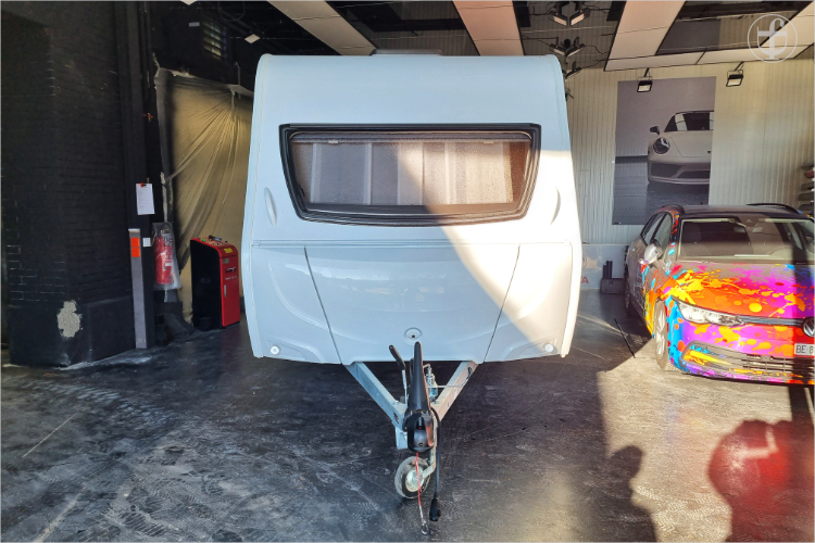 Wohnwagen in der Halle von Evolux