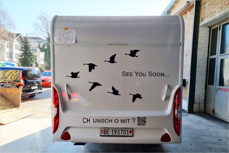 Wohnwagen mit Gänsekeil und der Aufschrift See You Soon
