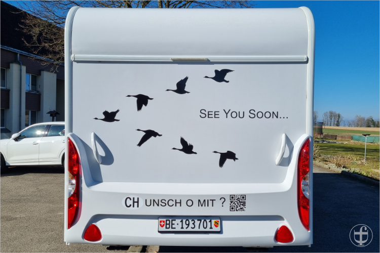Gänsekeil mit der Aufschrift See You Soon am Wohnwagen von Daniela Joss