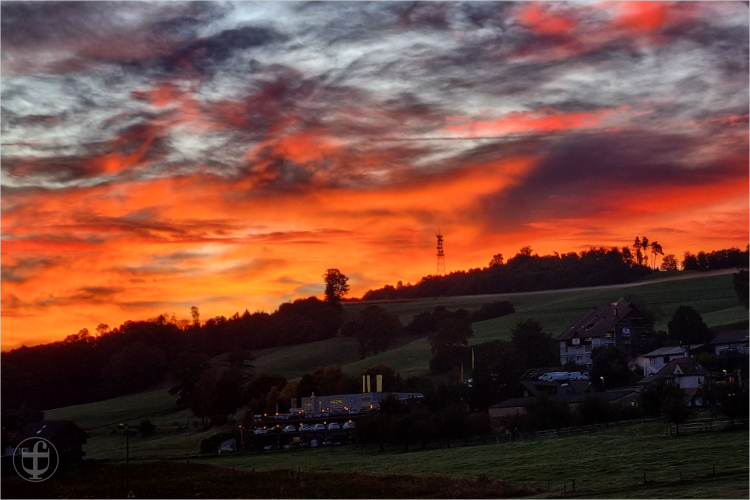 Rot gefärbter Himmel begleitet uns nach Emmen von Daniela Joss