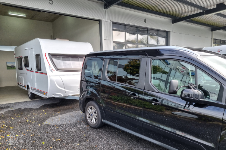 Wohnwagen und Zugfahrzeug von Daniela Joss