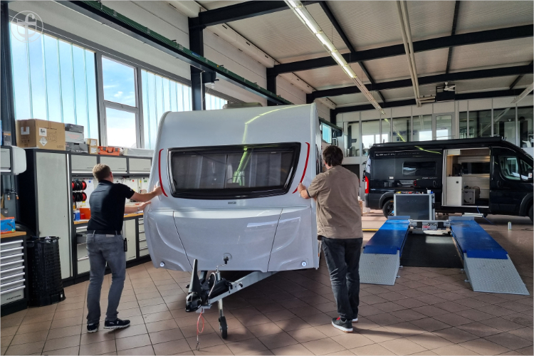 Wohnwagen wird an seinen vorgesehenen Platz gestossen von Daniela Joss